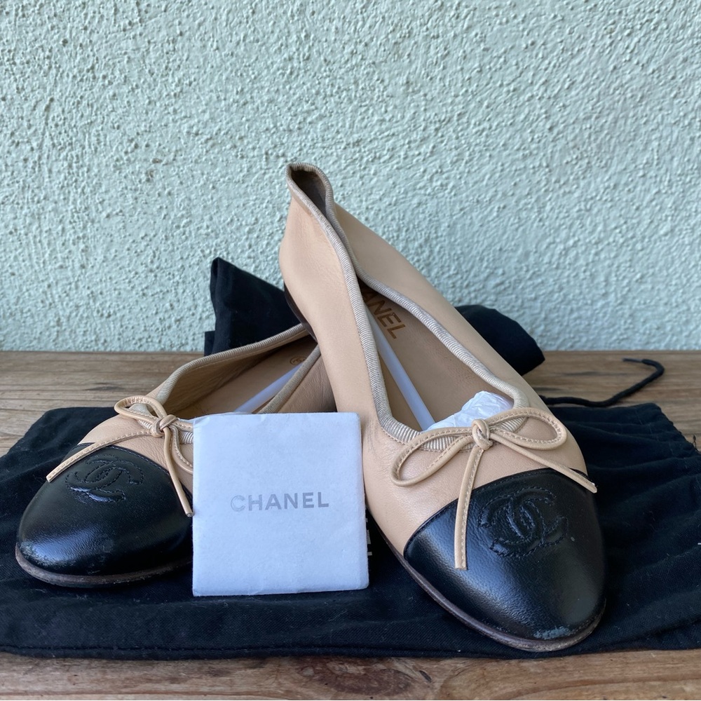 Chanel classic two-tone shoes with lamb skin with anti-slip sole.